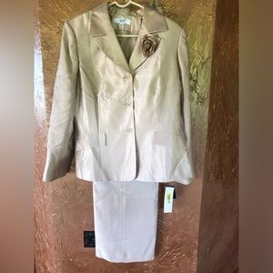 NWT Beautiful Ladies Champagne 2pc LeSuit Size 16